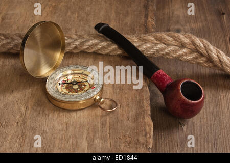 Ancienne pipe et d'une boussole sur un fond de bois Banque D'Images