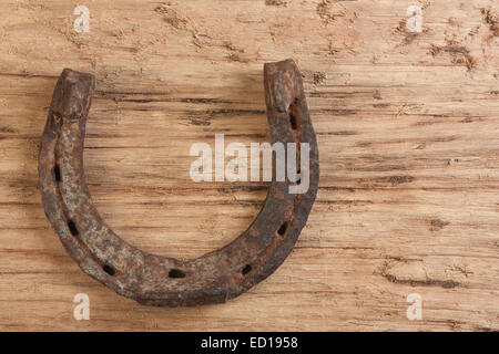 Old rusty à cheval sur un fond de bois Banque D'Images