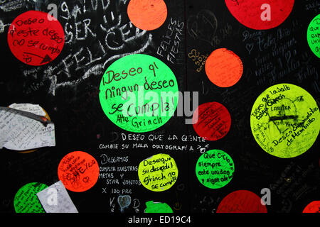 La Paz, Bolivie. Dec 23, 2014. Message de quelqu'un prétendant être le grincheux qui veulent que personne ne souhaite que se réalise sur un conseil pour les gens d'écrire leurs souhaits de Noël dans un centre commercial dans le centre-ville. Credit : James Brunker / Alamy Live News Banque D'Images