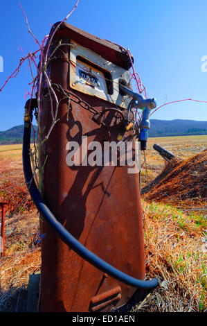 Une pompe à gaz de rouille, abandonnés dans un champ' Banque D'Images