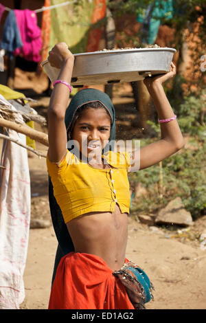 Fille de tribu Adivasi vanner les haricots dans village près de Poshina, Gujarat, Inde Banque D'Images