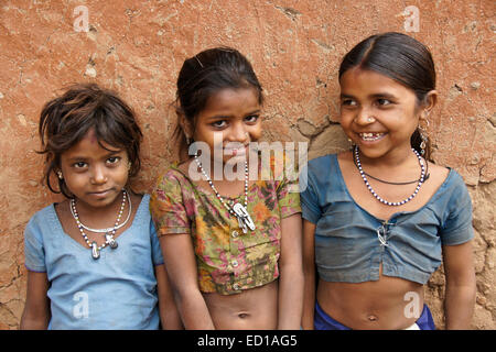 Trois jeunes filles de la tribu Adivasi près de Poshina, Gujarat, Inde Banque D'Images