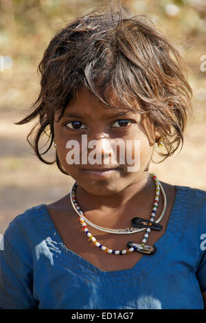 Jeune fille de la tribu Adivasi près de Poshina, Gujarat, Inde Banque D'Images