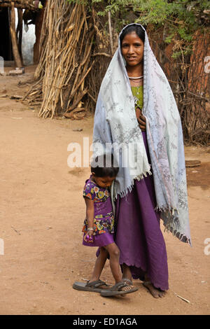 Deux jeunes filles dans un village tribal près de Poshina Adivasi, Gujarat, Inde Banque D'Images