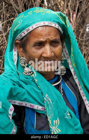 De vieille femme Garasia tribu dans village près de Poshina, Gujarat, Inde Banque D'Images