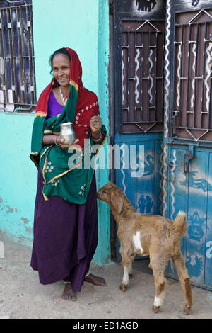 Femme Garasia avec la tribu de chèvre dans village près de Poshina, Gujarat, Inde Banque D'Images