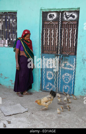 Femme Garasia avec la tribu de chèvre dans village près de Poshina, Gujarat, Inde Banque D'Images