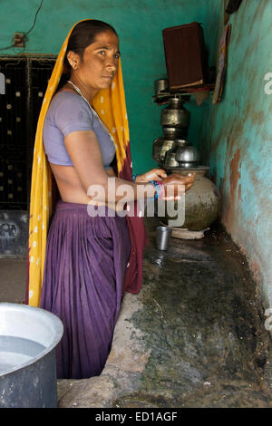 Femme d'Garasia tribu dans la cuisine de sa maison dans un village près de Poshina, Gujarat, Inde Banque D'Images