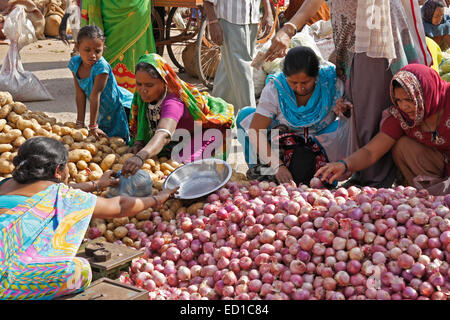 Marché en plein air d'Chhota-Udepur, Gujarat, Inde Banque D'Images