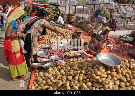 Marché en plein air d'Chhota-Udepur, Gujarat, Inde Banque D'Images