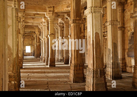 Intérieur de la Grande Mosquée (Jami Masjid), Parc archéologique de Champaner-Pavagadh, Gujarat, Inde Banque D'Images