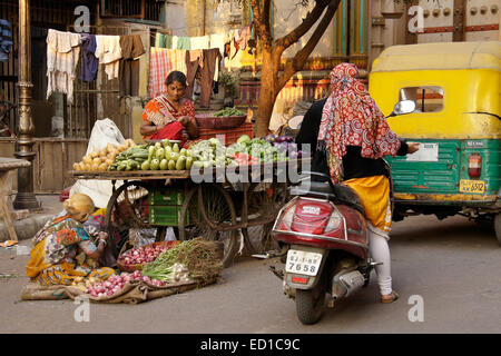 Femme vendant produire sur street dans le vieux Ahmedabad, Gujarat, Inde Banque D'Images