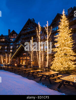 The Ritz-Carlton Bachelor Gulch, au crépuscule, en hiver, Beaver Creek Resort, Avon, Colorado. Banque D'Images