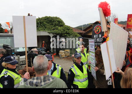 Formulaire de police une ligne à retenir Pas de Mcdonald's dans la région de Tecoma protestataires de l'arrêt de la démolition d'un bâtiment ancien. Banque D'Images