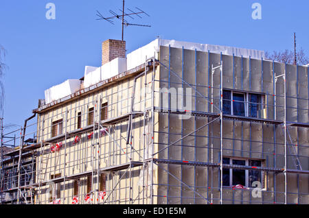 Vieille maison urbaine de travaux de rénovation de l'isolation thermique et d'un échafaudage Banque D'Images