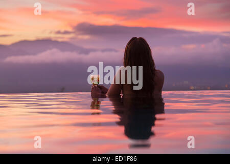 Un syndicat bénéficiant d'une piscine de coucher du soleil à l'infini, Maui, Hawaii. (Modèle 1992) Banque D'Images