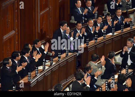 Tokyo, Japon. Le 24 décembre, 2014. Le premier ministre Shinzo Abe est applaudie comme il est réélu en tant que leader du Japon au cours d'un régime spécial session à Tokyo s'est réunie le mercredi 24 décembre 2014, pour trois jours après la victoire écrasante du PLD à l'élection générale du 14 décembre. Tous sauf un ministre sont susceptibles de rester dans le nouveau Cabinet Abe est de forme, sauf le ministre de la Défense, teintée de scandales Akinori Eto, qui sera remplacé par l'ancien chef de la défense Gen Nakatani. Credit : Natsuki Sakai/AFLO/Alamy Live News Banque D'Images