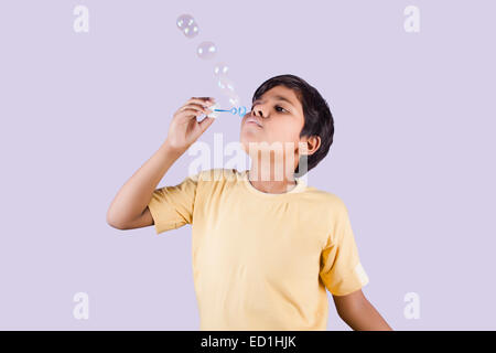 1 enfant indien Garçon jouant Bubble Wand Banque D'Images