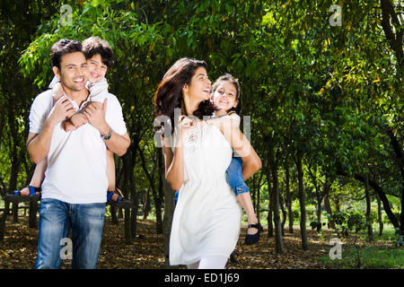 Les parents avec enfants park Banque D'Images