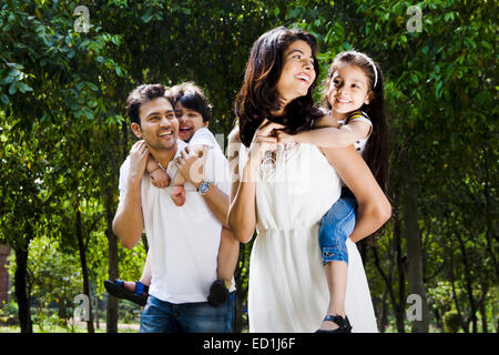 Les parents avec enfants park Banque D'Images