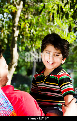 Père de l'enfant indien avec park Banque D'Images