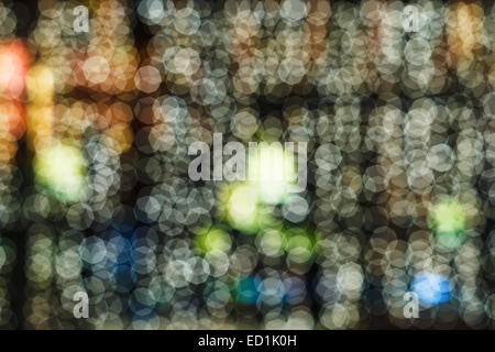 Lumières floues Vert Noël Décoration de fenêtre dans la nuit Banque D'Images