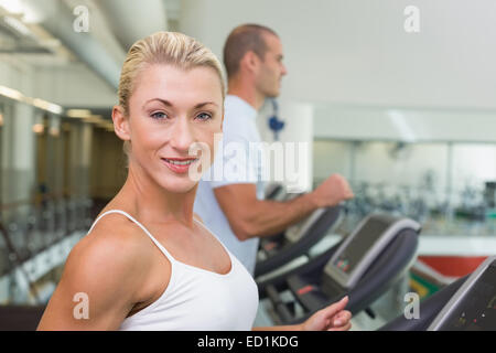 Mettre en place en cours d'exécution sur deux tapis roulants at gym Banque D'Images