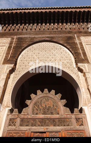 Plus de détails. La calligraphie Le stucco et le travail, Bou Inania Medersa, 14e siècle, Madrasa Bou Inania. Medina. La ville de Fès. Le Maroc. L'Afr Banque D'Images