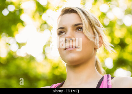 Monter blonde standing dans le parc Banque D'Images