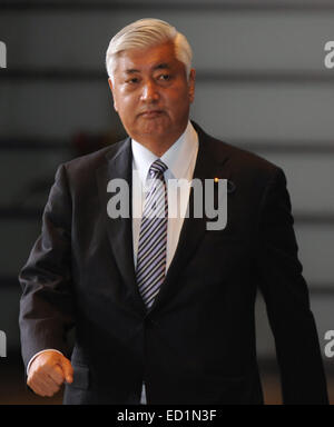 Tokyo, Japon. Le 24 décembre, 2014. Nouveau ministre de la Défense Gen Nakatani entre dans la résidence officielle du Premier ministre à Tokyo, Japon, le 24 décembre 2014. Le porte-parole du gouvernement du Japon Yoshihide Suga a annoncé mercredi la gamme de Premier ministre Shinzo Abe, le nouveau cabinet avec Gen Nakatani soit désigné comme le nouveau chef de la défense. © Stringer/Xinhua/Alamy Live News Banque D'Images