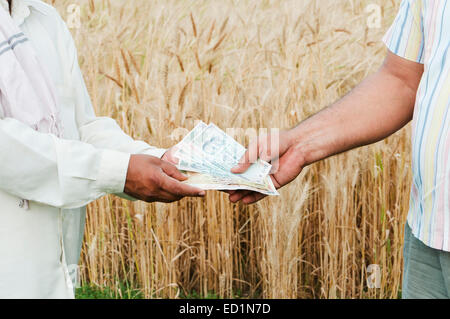 Les agriculteurs ruraux Village indien de donner de l'argent Banque D'Images