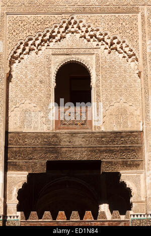 Plus de détails. La calligraphie Le stucco et le travail, Bou Inania Medersa, 14e siècle, Madrasa Bou Inania. Medina. La ville de Fès. Le Maroc. L'Afr Banque D'Images