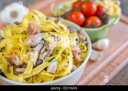 Tagliatelle aux champignons et faites maison avec saucisse poivre épicé Banque D'Images