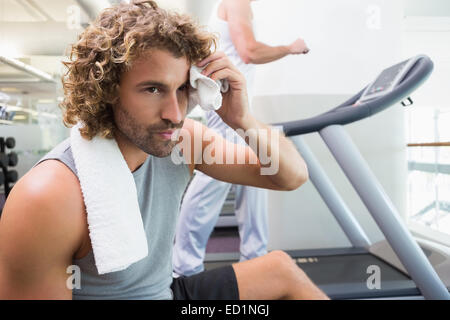 Beau jeune homme fatigué in gym Banque D'Images