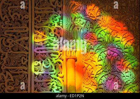 Plus de détails. La calligraphie Le stucco et le travail, Bou Inania Medersa, 14e siècle, Madrasa Bou Inania. Medina. La ville de Fès. Le Maroc. L'Afr Banque D'Images