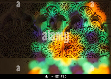 Plus de détails. La calligraphie Le stucco et le travail, Bou Inania Medersa, 14e siècle, Madrasa Bou Inania. Medina. La ville de Fès. Le Maroc. L'Afr Banque D'Images