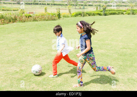 2 enfants indiens ami park jouer au football Banque D'Images