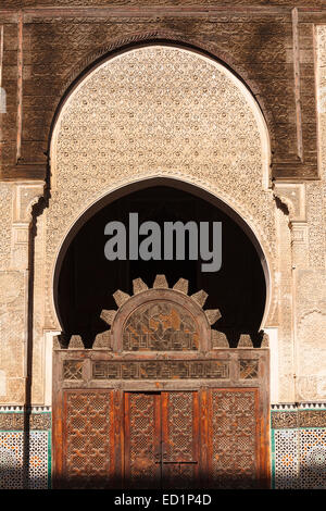 Plus de détails. La calligraphie Le stucco et le travail, Bou Inania Medersa, 14e siècle, Madrasa Bou Inania. Medina. La ville de Fès. Le Maroc. L'Afr Banque D'Images