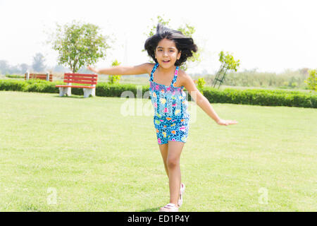 1 belle fille enfant indiens fun park Banque D'Images