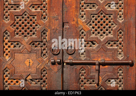 Plus de détails. La calligraphie Le stucco et le travail, Bou Inania Medersa, 14e siècle, Madrasa Bou Inania. Medina. La ville de Fès. Le Maroc. L'Afr Banque D'Images