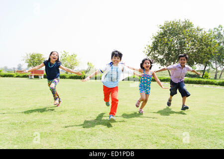 Les enfants indiens fun park Banque D'Images