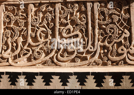 Plus de détails. La calligraphie Le stucco et le travail, Bou Inania Medersa, 14e siècle, Madrasa Bou Inania. Medina. La ville de Fès. Le Maroc. L'Afr Banque D'Images