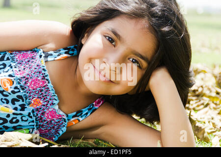 1 indiens Beautifu fille enfant park reste Banque D'Images