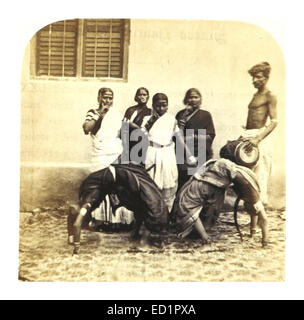 Cette illustration de 1862 de Weld représente un groupe de danseuses hindoues en Inde, mettant en valeur des performances culturelles et des vêtements traditionnels de l'époque. Banque D'Images