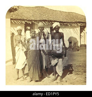 Cette illustration de 1862 de Weld intitulée « Dancing Beggar » représente un artiste de rue en Inde, capturant la culture vibrante et les spectacles de rue traditionnels de l'époque. L’image souligne le mouvement dynamique du mendiant et l’environnement local. Banque D'Images