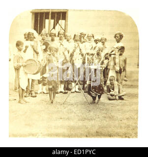 Cette illustration de 1862 de Weld représente les Mohurrum Mummers, également connus sous le nom de Nanik Shah Beggars, un événement culturel important en Inde, mettant en vedette des spectacles traditionnels et des rituels associés au festival Mohurrum. Banque D'Images