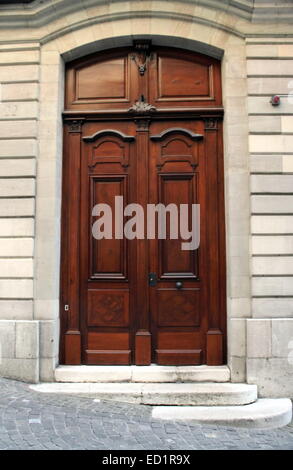 Porte en bois et escaliers en vieille ville, Genève, Suisse Banque D'Images