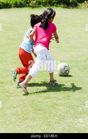 2 enfants indiens ami park jouer au football Banque D'Images