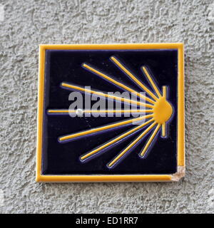 Symbole de la route de Santiago sur un mur à Estavayer-le-Lac, Suisse Banque D'Images