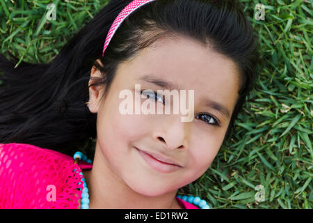 1 indiens Beautifu fille enfant park reste Banque D'Images